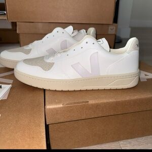 NWT 10 size Veja V-10 CWL White/ Natural